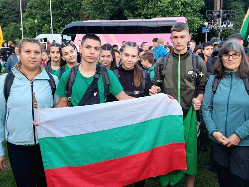 Ученици от Драгоман участват в туристически поход „По пътя на Ботевата чета“