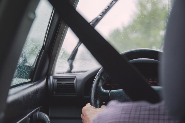 Глобиха шофьор направил два пъти обратен завой в кръговото кръстовище на Ломско шосе (видео)